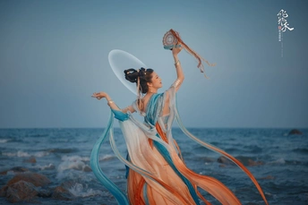 一位穿着美丽裙子的女人在海滩边的水边 艺术作品由<人名>创作。