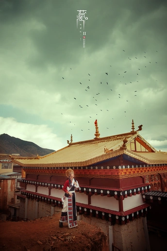 站在传统建筑前的一个年轻女子 天空中飞翔着鸟儿。