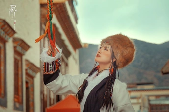 一位穿着传统服装的年轻女子拿着一条垂下的绳子。