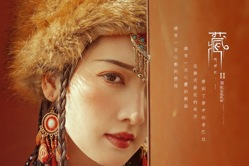 戴帽子和耳环的女士 头戴皮帽子