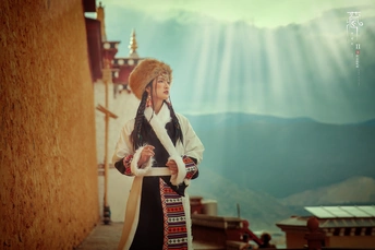 一位穿着传统中国服装和帽子 站在山前的美丽年轻女子。