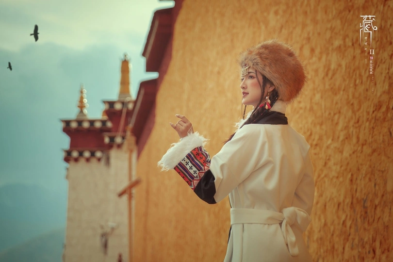 一位穿着白大褂和帽子站在建筑物前的人