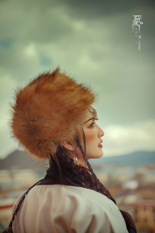 一位穿着传统服装（带有毛皮）和红色帽子的年轻女子肖像