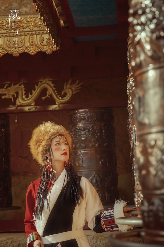 一位穿着传统服装的女人坐在桌子旁