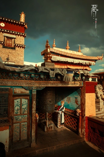 在一个多云的日子里 一个小建筑站在中间。