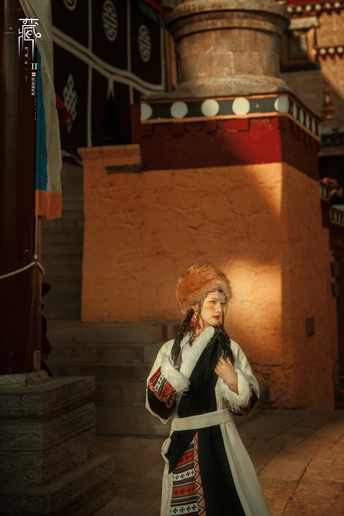 一位穿着服装的红发年轻女孩站在城堡的台阶上