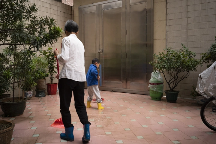 雨后儿子帮嫲嫲清扫前院积水