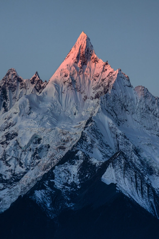 太阳升起照亮了高山积雪的顶峰