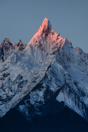 太阳升起照亮了高山积雪的顶峰