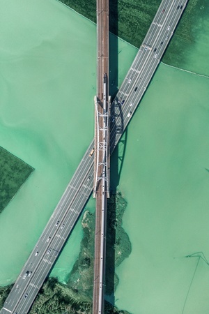 水上桥梁的 aerial view