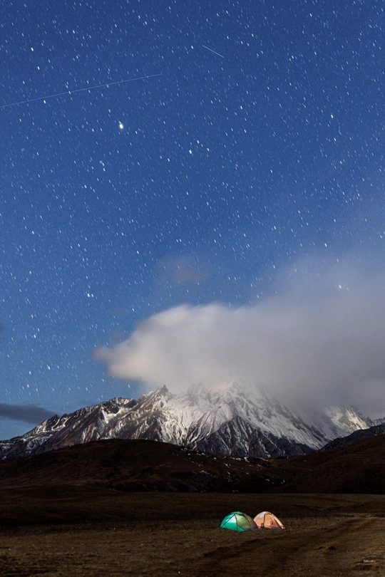 夜晚的雪山星空