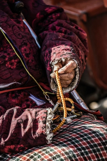 一个老太太坐在那里 双手放在胸前