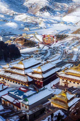 雪覆盖了城市屋顶的冬天