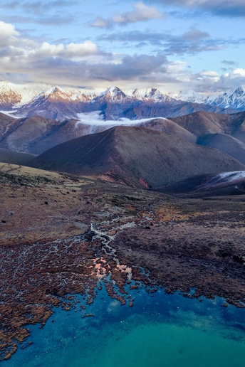 山谷中有湖泊和山脉作为背景