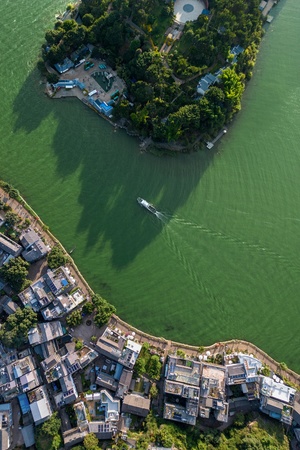 湖中岛屿上的城市 aerial view