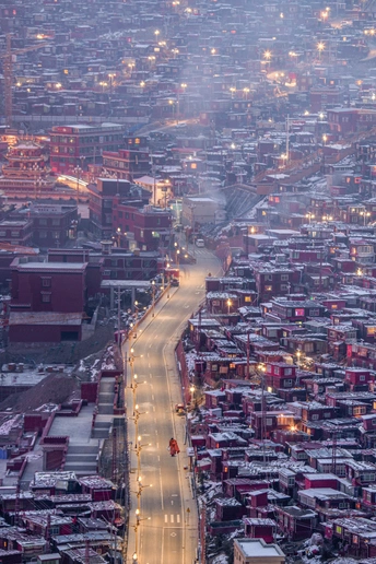夜晚的城市 路上车流量不大