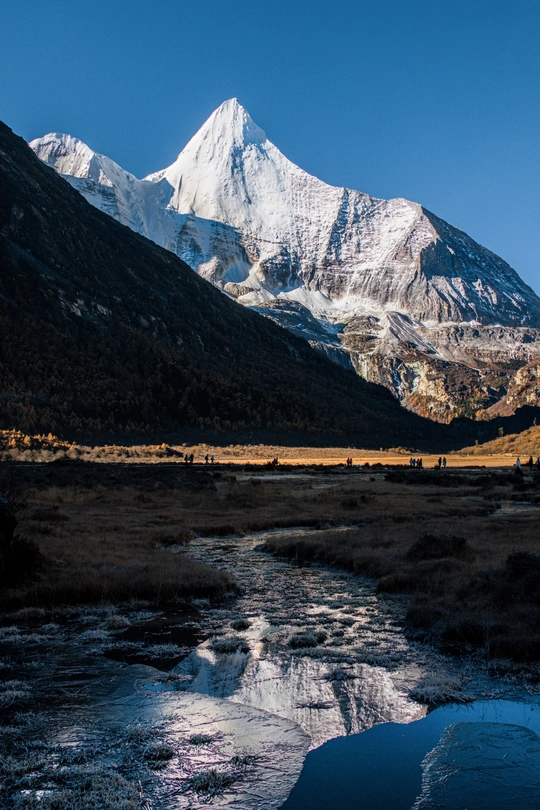 雪山上的一条溪流在峡谷中反射