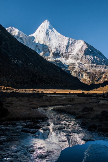 雪山上的一条溪流在峡谷中反射