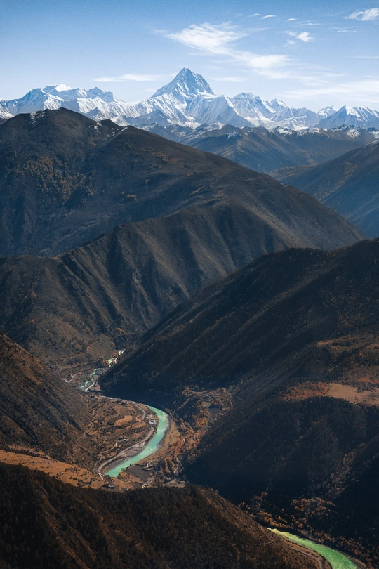 背景有山脉的峡谷