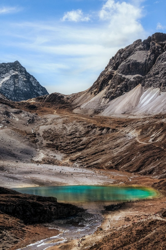 山谷中的一个湖泊 湖中有蓝色的水。