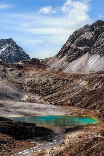 山谷中的一个湖泊 湖中有蓝色的水。