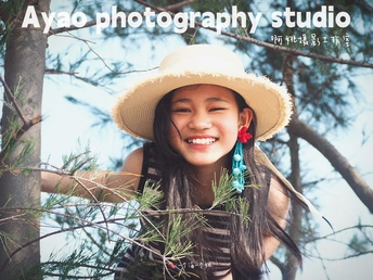 一个戴帽子的年轻女孩在松树中