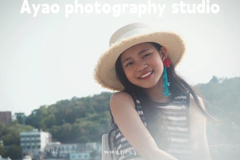 一位年轻女子戴着帽子坐在靠近水边的船上