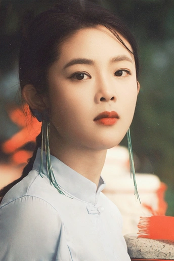 一位穿着白色和红色的年轻女子正在为肖像摆姿势