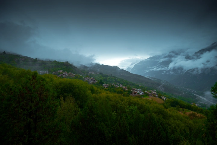 烟雨朦胧中的甲居藏寨