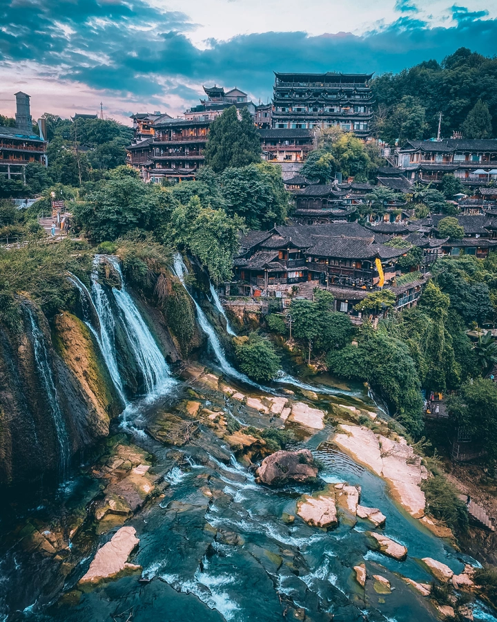 挂在瀑布上的古镇
