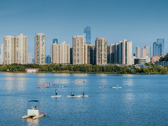 城市附近的大量水域 有船只和人在其中。