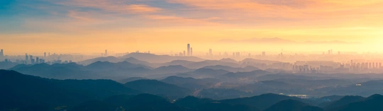 城市前景中的山丘上的日出或日落