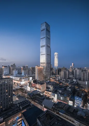 夜晚的城市 有高塔和其他建筑。