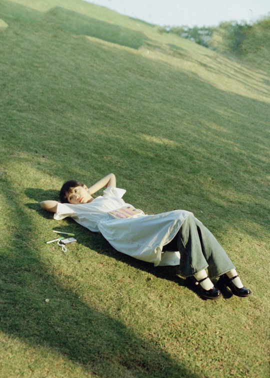 一个年轻女子躺在草地上 一个年轻男子躺在草地上。