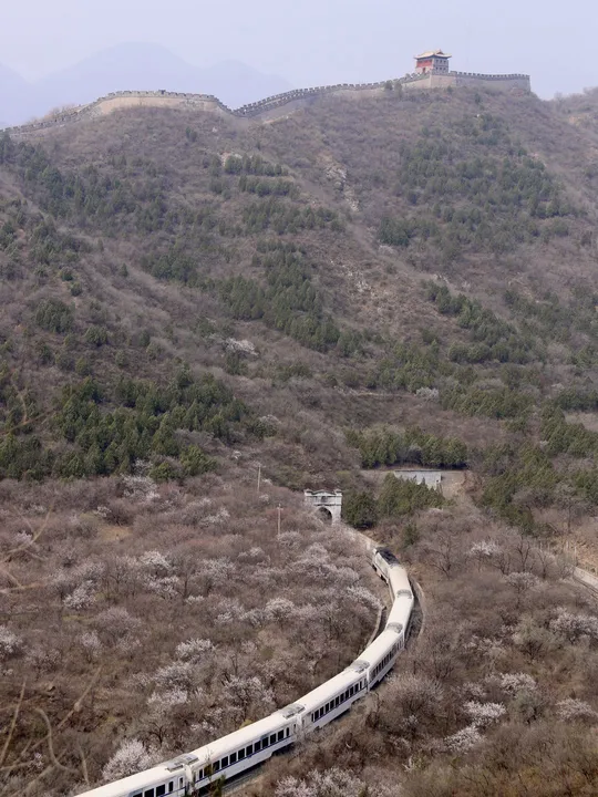 沿着山中的轨道行驶的火车