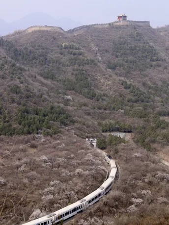 沿着山中的轨道行驶的火车
