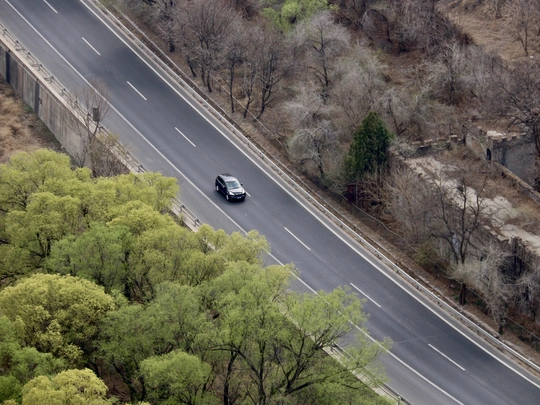 一辆行驶在树木丛中的道路上