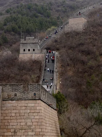 人们沿着中国的长城走