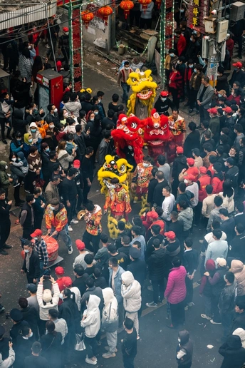 大量人群在庆祝游行中沿街行进