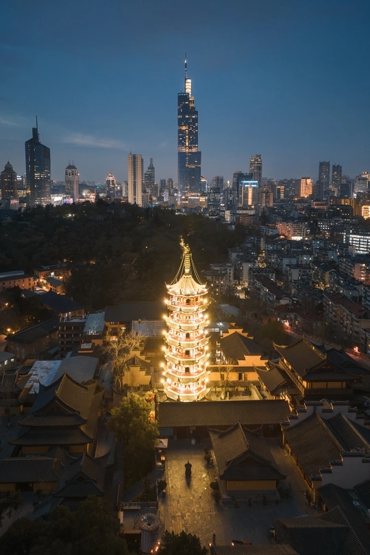 夜晚的城市 背景是摩天大楼和前景是一座寺庙。