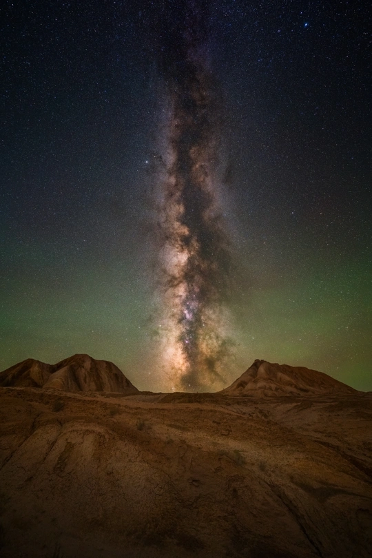 在沙漠中的山之夜 星空在天上。