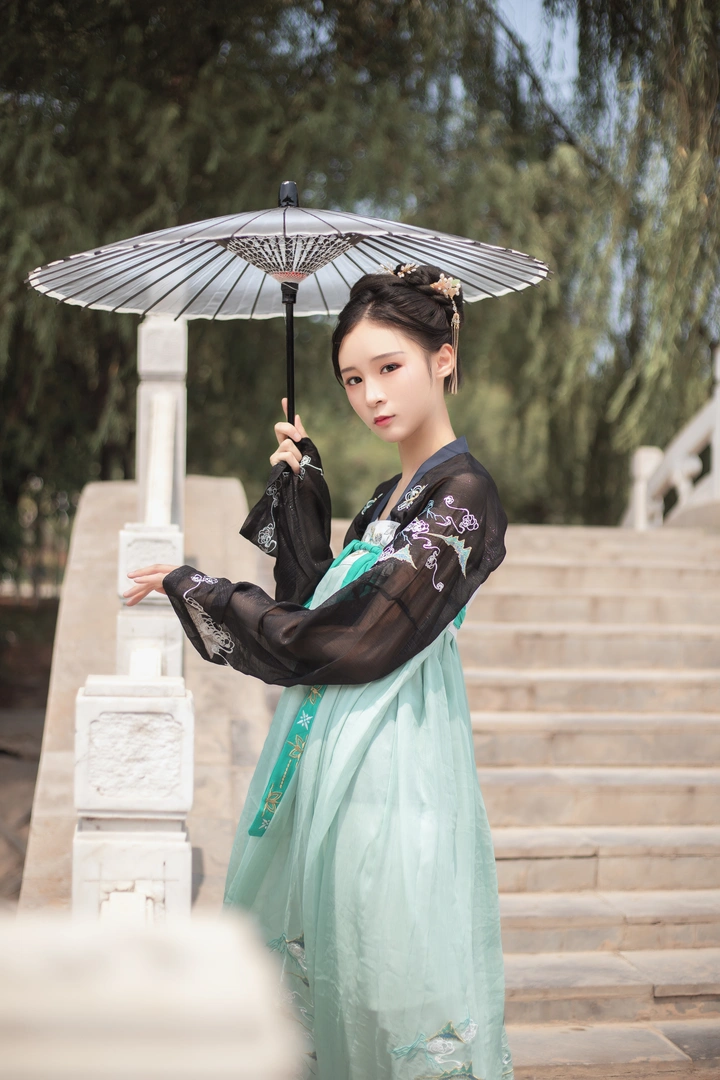 我见青山多妩媚