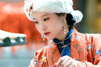 一位穿着传统服装的年轻女子戴着帽子