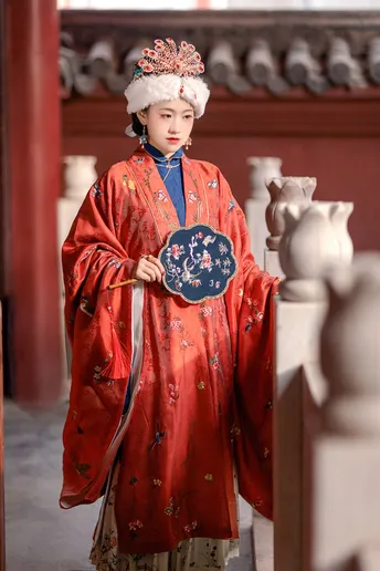 一个穿着传统服装的年轻女孩站在一座寺庙里 穿着一件红色的和服。