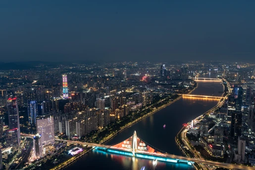 夜晚的城市 被摩天大楼、桥梁和建筑照亮。