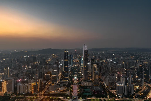 傍晚或日落时的一座城市 摩天大楼在天空中的灯光