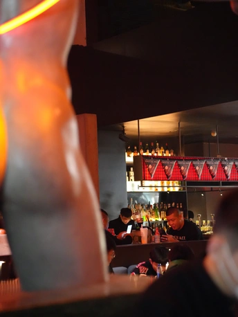 人们在餐厅里的一张桌子旁坐着