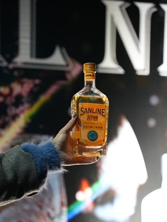 一个人手里拿着一瓶威士忌