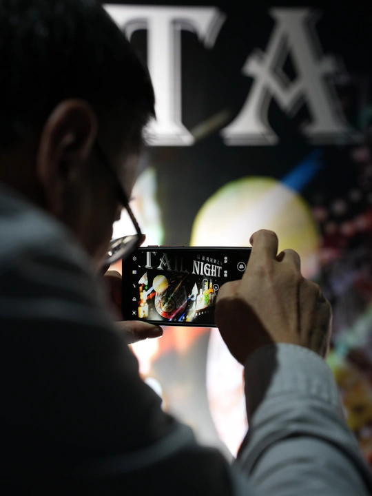 一个人拿着智能手机和相机拍照