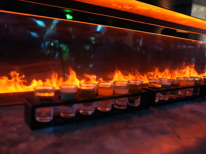 玻璃杯中燃着火 烛光摇曳的酒吧